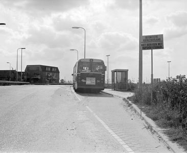 880818 Afbeelding van een GVU-stadsbus van lijn 5 naar Tuindorp op de bushalte Stelviobaan te Utrecht.